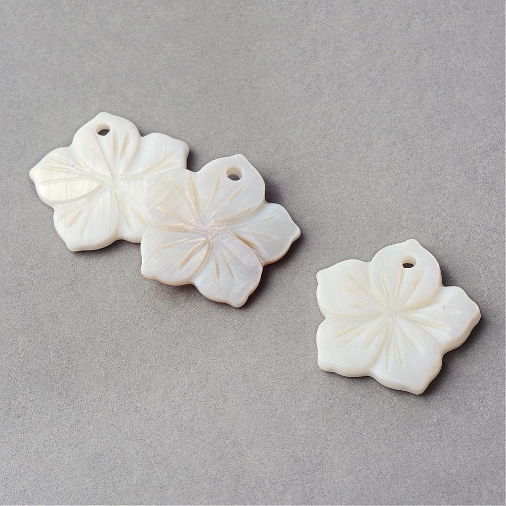 Sea Shell Pendants – Flower, Creamy White, 2121.5×2222.5×2~3mm, Hole: 2mm