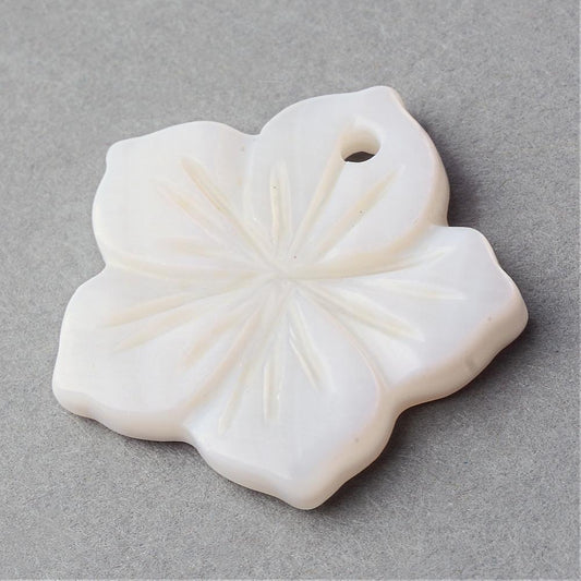 Sea Shell Pendants – Flower, Creamy White, 2121.5×2222.5×2~3mm, Hole: 2mm